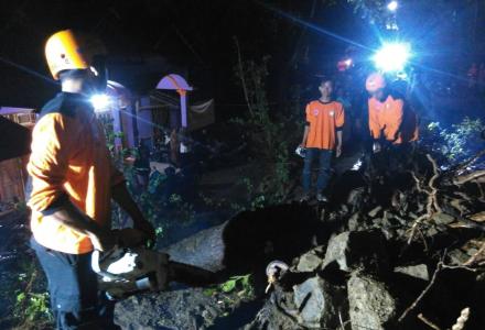 Hujan Deras Akibatkan Tanah Longsor Di Dusun Bojong