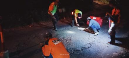Jelang Mudik Lebaran, Relawan Lakukan Penambalan Jalan di Jalur Cinomati